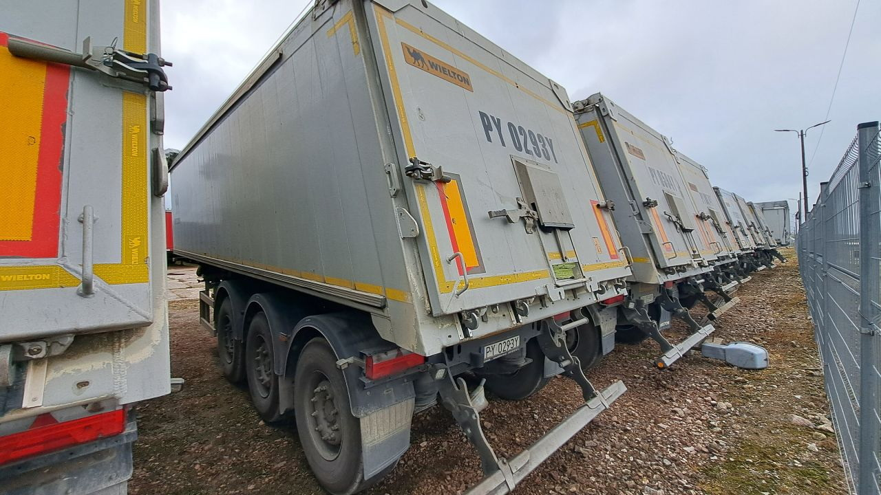 WIELTON NW-3 / weight 6.2 t / capacity 38m3 / Electrically folded roof / Teflon / 20 units, 2022 - Félpótkocsi billenőplatós: 4 kép. WIELTON NW-3 / weight 6.2 t / capacity 38m3 / Electrically folded roof / Teflon / 20 units, 2022 - Félpótkocsi billenőplatós: 4 kép.