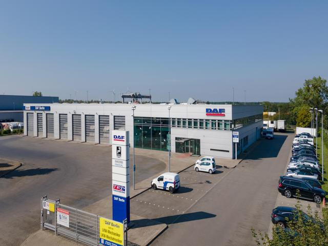 DAF XB 290 FA 16 to. Curtainsider LBW 1.5 AHK - Ponyvás teherautó: 2 kép. DAF XB 290 FA 16 to. Curtainsider LBW 1.5 AHK - Ponyvás teherautó: 2 kép.