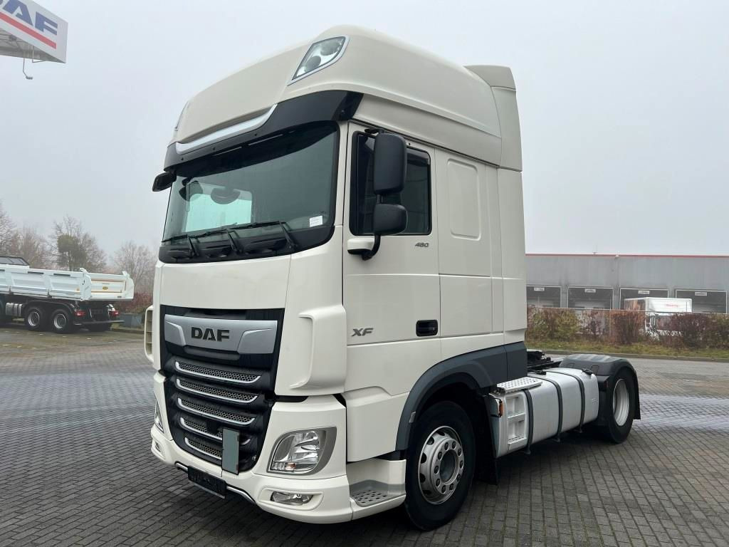 DAF XF 480 FT SSC Retarder Standklima 2xTank 1.185L - Nyergesvontató: 2 kép. DAF XF 480 FT SSC Retarder Standklima 2xTank 1.185L - Nyergesvontató: 2 kép.