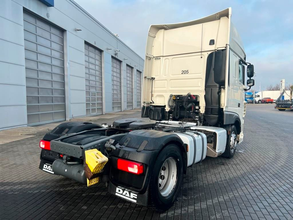 DAF XF 480 FT SSC Retarder Standklima 2xTank 1.185L - Nyergesvontató: 4 kép. DAF XF 480 FT SSC Retarder Standklima 2xTank 1.185L - Nyergesvontató: 4 kép.