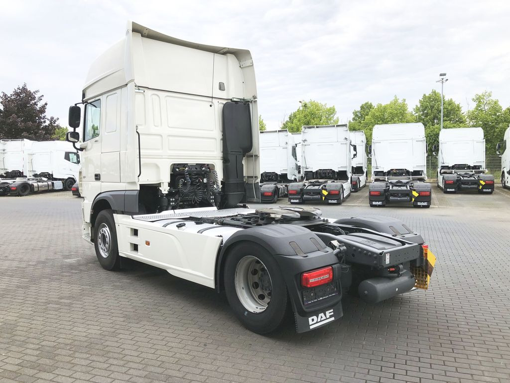 DAF XF 480 FT SSC, TraXon, ZF Intarder, Standklima - Nyergesvontató: 5 kép. DAF XF 480 FT SSC, TraXon, ZF Intarder, Standklima - Nyergesvontató: 5 kép.