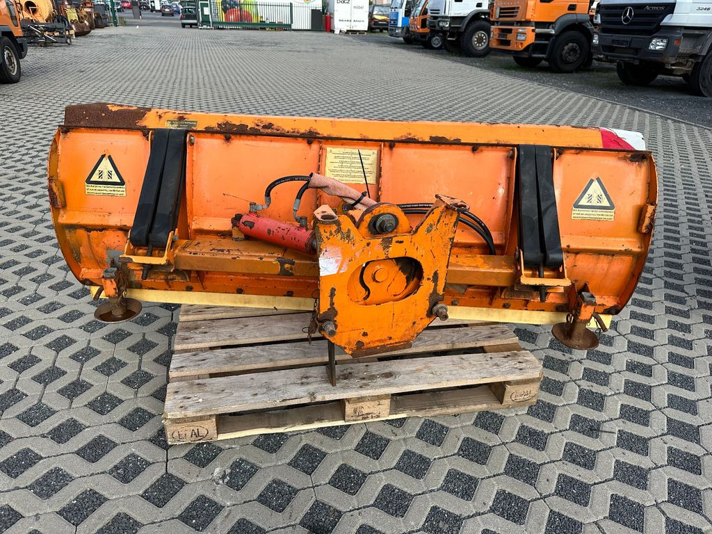 Unimog Schneepflug 2000 mm - Hóeke: 4 kép. Unimog Schneepflug 2000 mm - Hóeke: 4 kép.