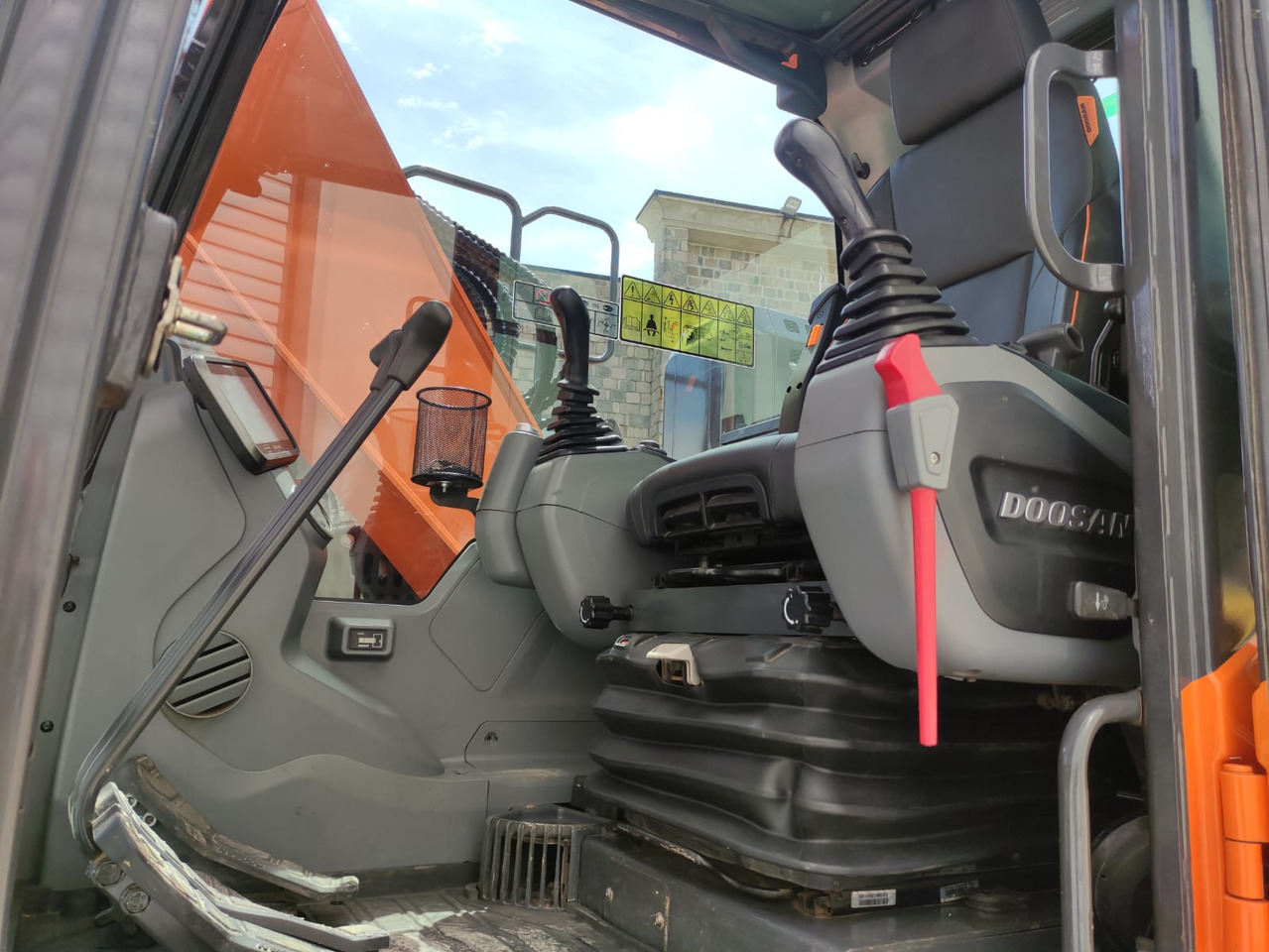DOOSAN DX140LCR-7 - Lánctalpas kotró: 5 kép. DOOSAN DX140LCR-7 - Lánctalpas kotró: 5 kép.