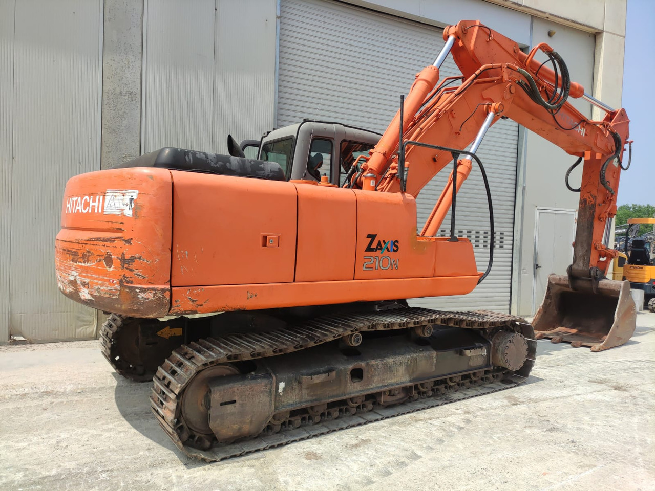 HITACHI ZX210N - Lánctalpas kotró: 2 kép. HITACHI ZX210N - Lánctalpas kotró: 2 kép.