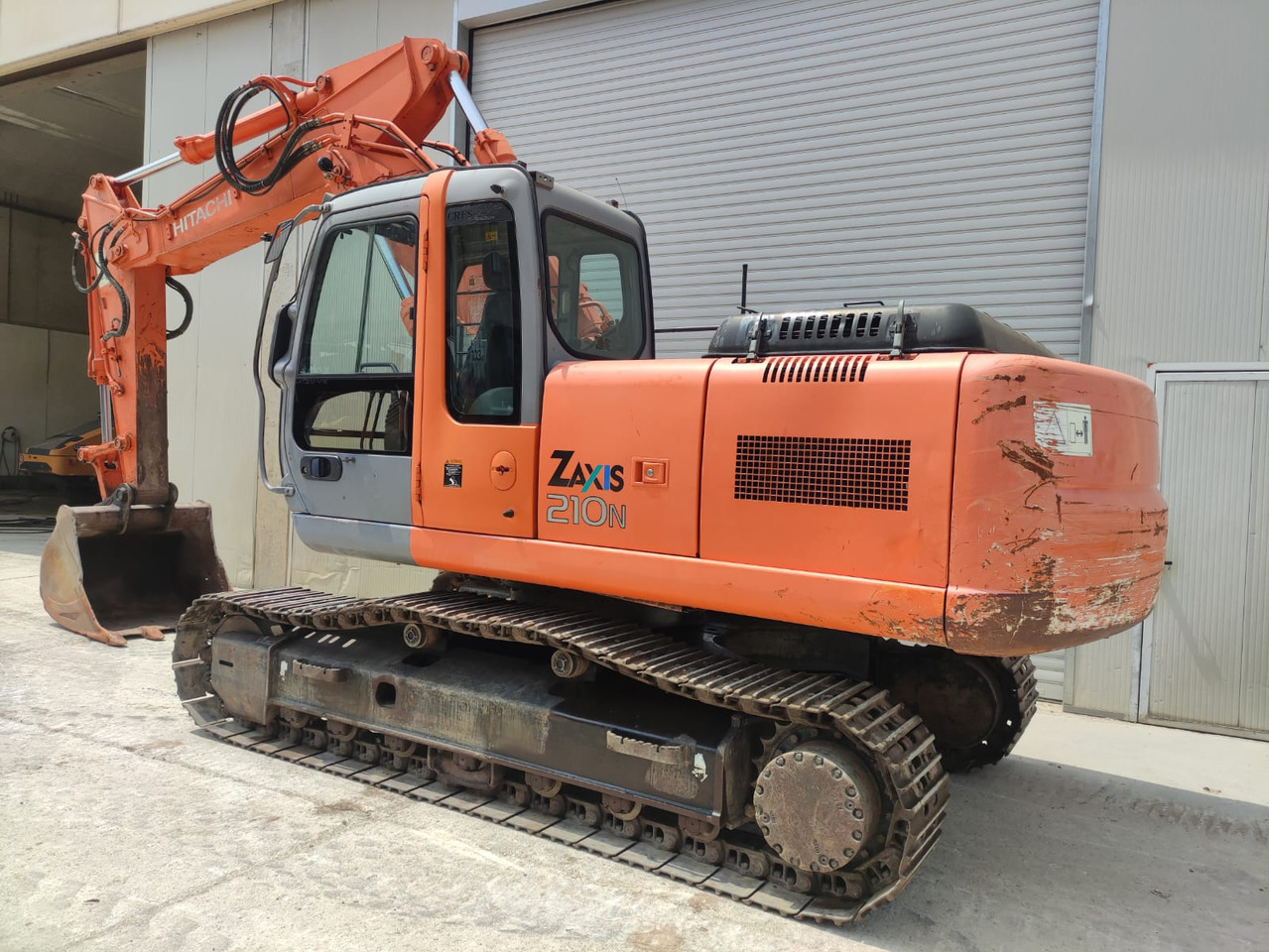 HITACHI ZX210N - Lánctalpas kotró: 4 kép. HITACHI ZX210N - Lánctalpas kotró: 4 kép.