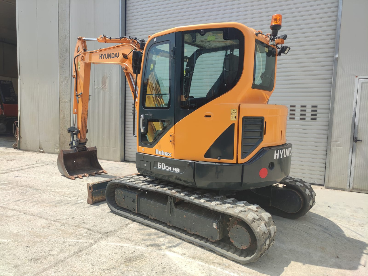 HYUNDAI R60CR-9A - Minikotró: 2 kép. HYUNDAI R60CR-9A - Minikotró: 2 kép.