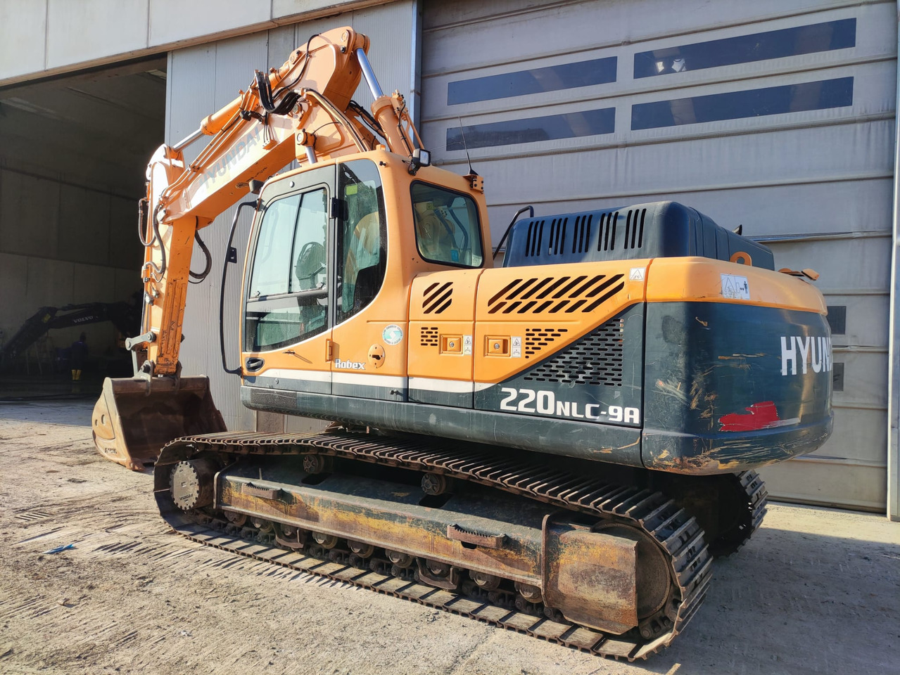 Hyundai R220NLC-9A - Lánctalpas kotró: 2 kép. Hyundai R220NLC-9A - Lánctalpas kotró: 2 kép.