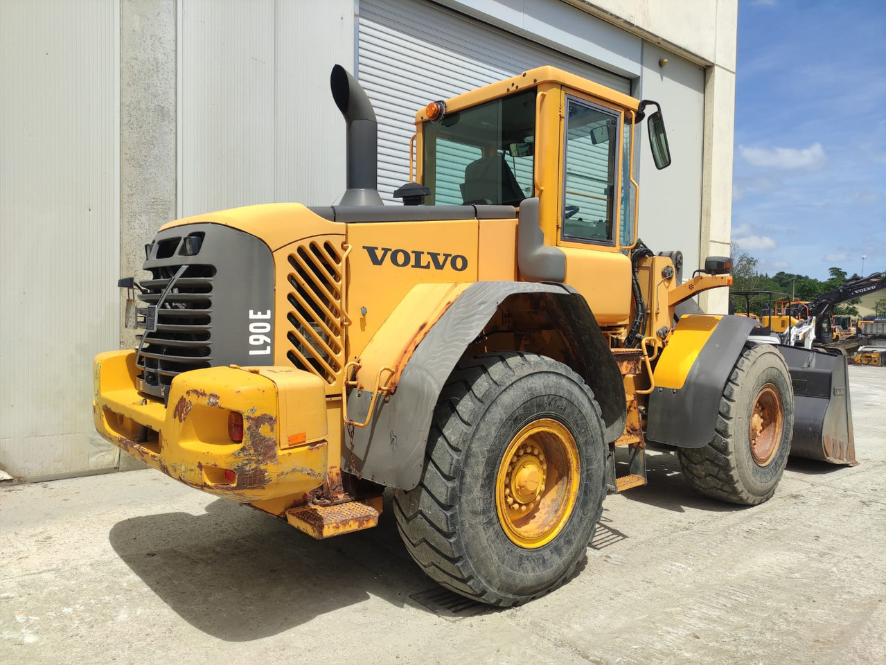 VOLVO L90E - Gumikerekes homlokrakodó: 4 kép. VOLVO L90E - Gumikerekes homlokrakodó: 4 kép.