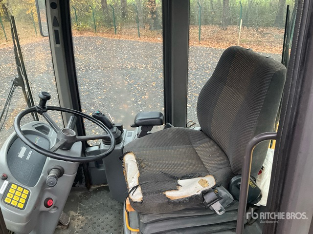 1998 Volvo L45 Wheel Loader - Gumikerekes homlokrakodó: 5 kép. 1998 Volvo L45 Wheel Loader - Gumikerekes homlokrakodó: 5 kép.