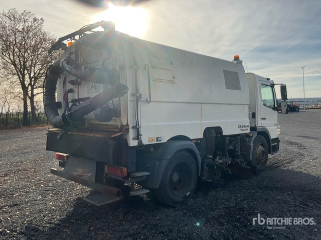 2013 Mercedes-Benz 1324 4x2 Sweeper Truck - Utcaseprő gép: 4 kép. 2013 Mercedes-Benz 1324 4x2 Sweeper Truck - Utcaseprő gép: 4 kép.