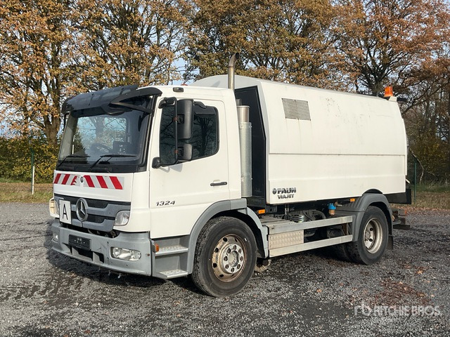 2013 Mercedes-Benz 1324 4x2 Sweeper Truck - Utcaseprő gép: 2 kép. 2013 Mercedes-Benz 1324 4x2 Sweeper Truck - Utcaseprő gép: 2 kép.