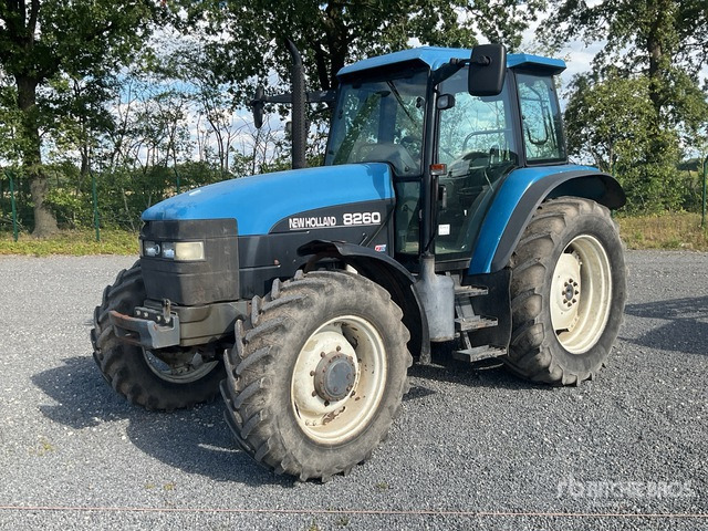New Holland 8260 4WD Tractor - Traktor: 2 kép. New Holland 8260 4WD Tractor - Traktor: 2 kép.