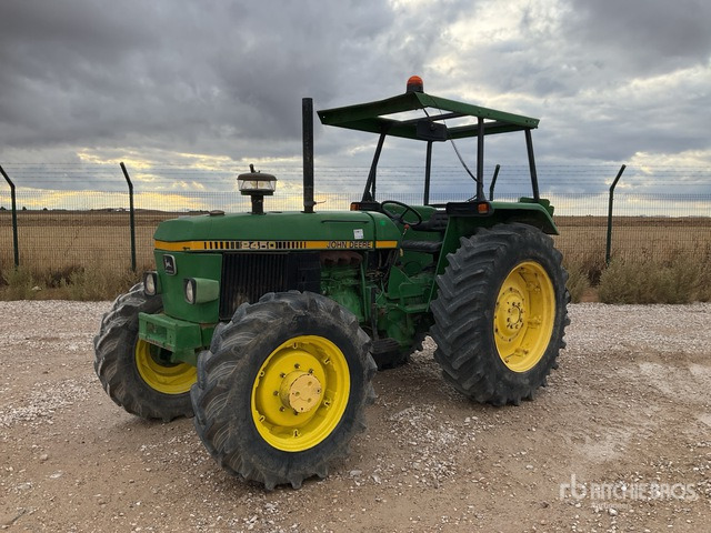 1990 John Deere 2450 4WD Tractor - Traktor: 2 kép. 1990 John Deere 2450 4WD Tractor - Traktor: 2 kép.