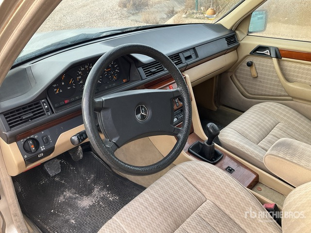 1990 Mercedes-Benz 300D Automobile - Autó: 5 kép. 1990 Mercedes-Benz 300D Automobile - Autó: 5 kép.