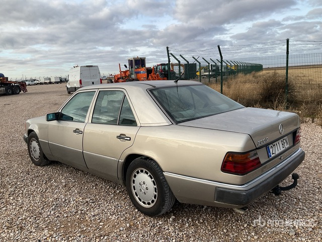 1990 Mercedes-Benz 300D Automobile - Autó: 2 kép. 1990 Mercedes-Benz 300D Automobile - Autó: 2 kép.