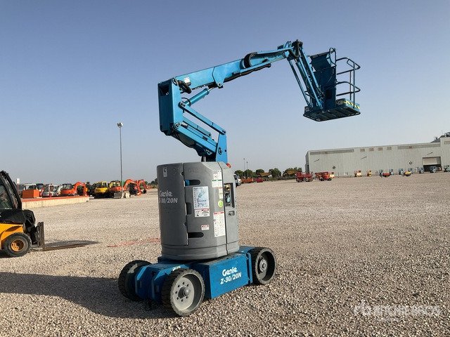 2001 Genie Z30N 2WD Electric Articulating Boom Lift - Személyemelő: 1 kép. 2001 Genie Z30N 2WD Electric Articulating Boom Lift - Személyemelő: 1 kép.