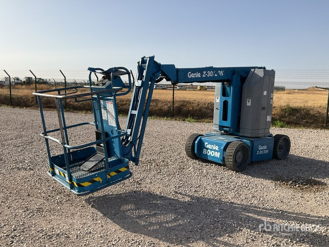 2001 Genie Z30N 2WD Electric Articulating Boom Lift - Személyemelő: 4 kép. 2001 Genie Z30N 2WD Electric Articulating Boom Lift - Személyemelő: 4 kép.