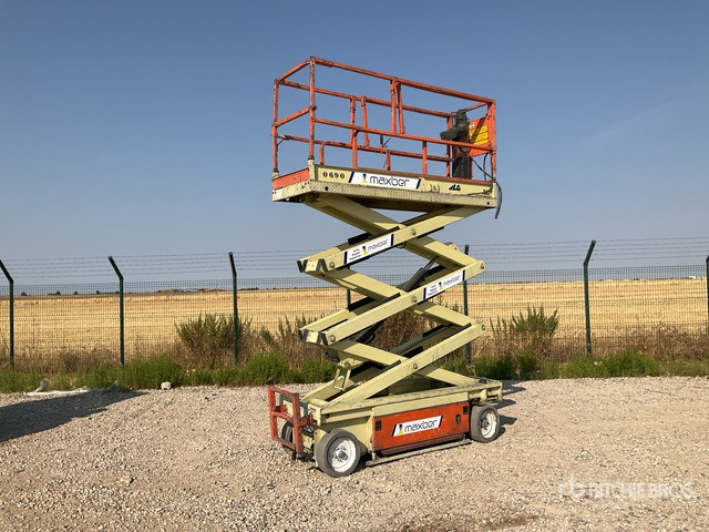 2001 JLG 2033E3 Electric Scissor Lift - Ollós emelő: 3 kép. 2001 JLG 2033E3 Electric Scissor Lift - Ollós emelő: 3 kép.
