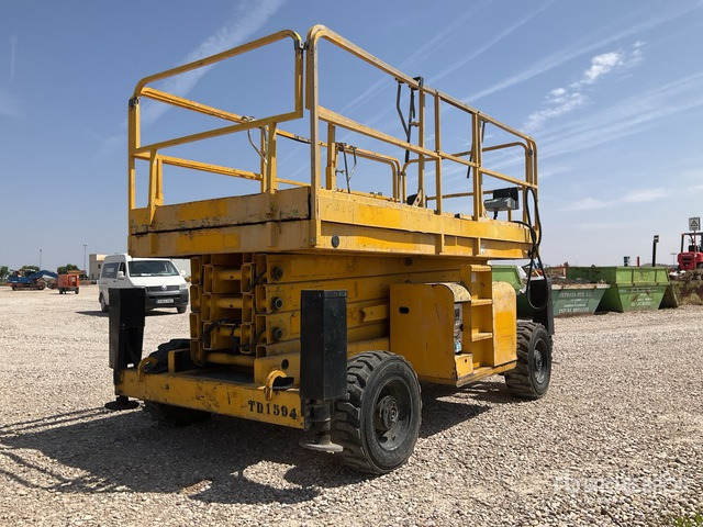 2004 Haulotte H15SX 4x4 Diesel Scissor Lift - Ollós emelő: 3 kép. 2004 Haulotte H15SX 4x4 Diesel Scissor Lift - Ollós emelő: 3 kép.