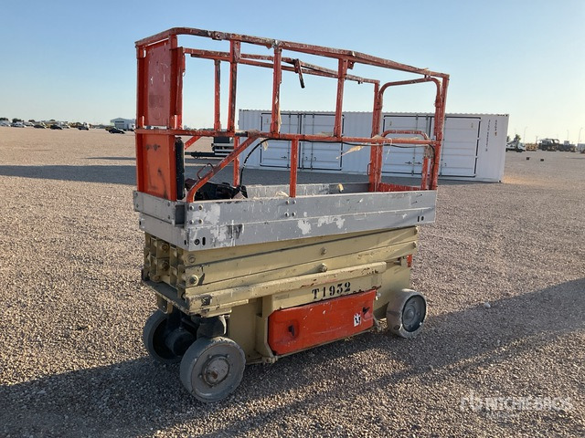 2004 JLG 2030ES Electric (Inoperable) Scissor Lift - Ollós emelő: 2 kép. 2004 JLG 2030ES Electric (Inoperable) Scissor Lift - Ollós emelő: 2 kép.