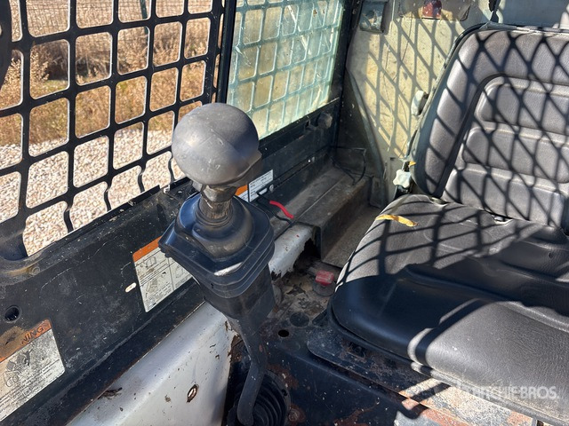 2005 Bobcat S130 Skid Steer Loader - Mini homlokrakodó: 4 kép. 2005 Bobcat S130 Skid Steer Loader - Mini homlokrakodó: 4 kép.