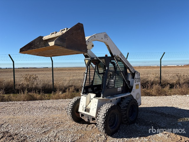 2005 Bobcat S130 Skid Steer Loader - Mini homlokrakodó: 1 kép. 2005 Bobcat S130 Skid Steer Loader - Mini homlokrakodó: 1 kép.