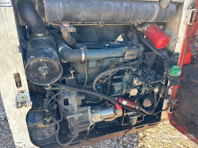 2005 Bobcat S130 Skid Steer Loader - Mini homlokrakodó: 5 kép. 2005 Bobcat S130 Skid Steer Loader - Mini homlokrakodó: 5 kép.