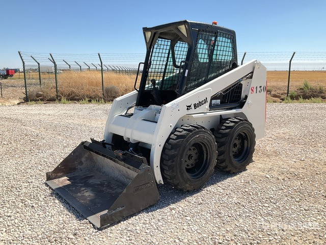 2006 Bobcat S130 Skid Steer Loader - Mini homlokrakodó: 2 kép. 2006 Bobcat S130 Skid Steer Loader - Mini homlokrakodó: 2 kép.
