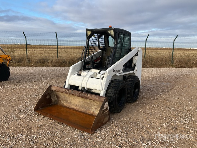 2007 Bobcat S130 Skid Steer Loader - Mini homlokrakodó: 2 kép. 2007 Bobcat S130 Skid Steer Loader - Mini homlokrakodó: 2 kép.