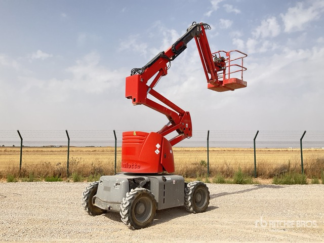 2007 Haulotte HA12PX 4WD Diesel Articulating Boom Lift - Személyemelő: 1 kép. 2007 Haulotte HA12PX 4WD Diesel Articulating Boom Lift - Személyemelő: 1 kép.