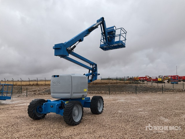 2013 Genie Z45/25J 4WD Diesel Articulating Boom Lift - Személyemelő: 2 kép. 2013 Genie Z45/25J 4WD Diesel Articulating Boom Lift - Személyemelő: 2 kép.