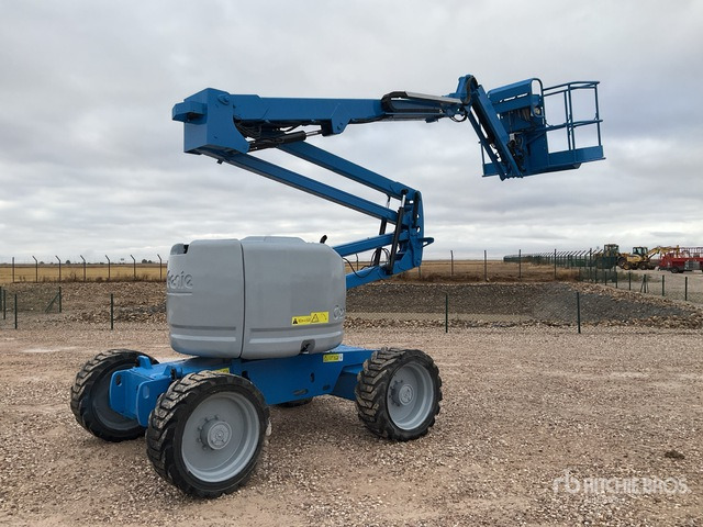 2013 Genie Z45/25J 4WD Diesel Articulating Boom Lift - Személyemelő: 2 kép. 2013 Genie Z45/25J 4WD Diesel Articulating Boom Lift - Személyemelő: 2 kép.
