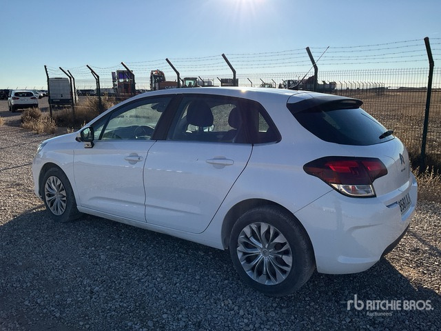 2015 Citroen C4 Blue Hdi Automobile - Autó: 2 kép. 2015 Citroen C4 Blue Hdi Automobile - Autó: 2 kép.