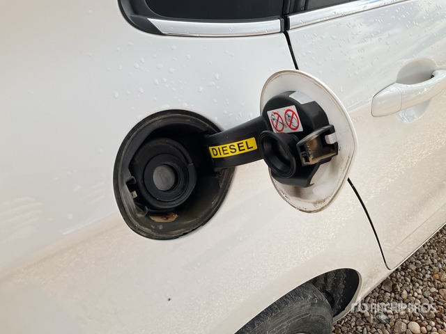 2015 Citroen C4 BlueHDI Automobile - Autó: 5 kép. 2015 Citroen C4 BlueHDI Automobile - Autó: 5 kép.