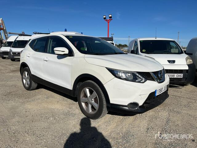 2015 Nissan Qashqai 4WD SUV - Terepjáró/ SUV: 2 kép. 2015 Nissan Qashqai 4WD SUV - Terepjáró/ SUV: 2 kép.