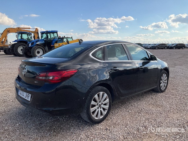 2015 Opel Astra Automobile - Autó: 5 kép. 2015 Opel Astra Automobile - Autó: 5 kép.