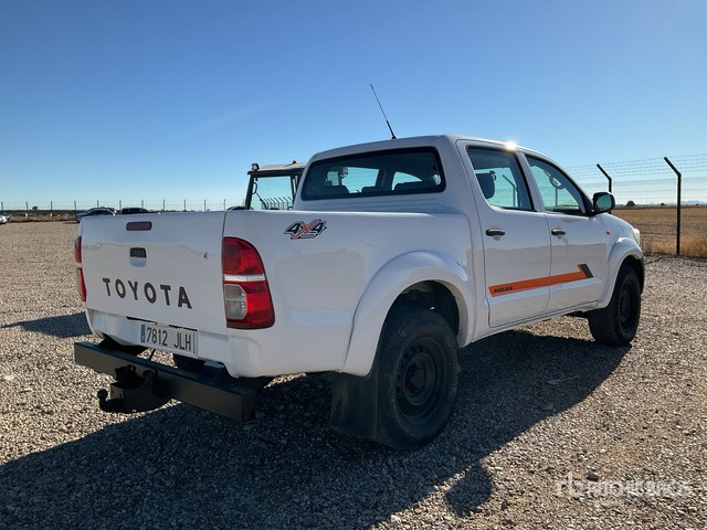 2015 Toyota Hilux 4x4 Crew Cab Pickup - Pickup: 3 kép. 2015 Toyota Hilux 4x4 Crew Cab Pickup - Pickup: 3 kép.