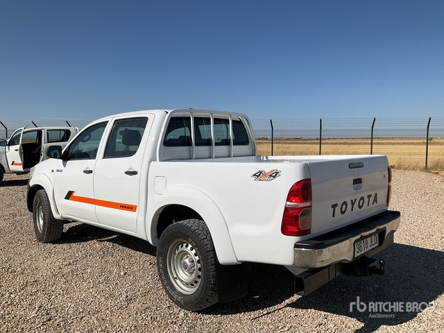 2015 Toyota Hilux 4x4 Crew Cab Pickup - Pickup: 3 kép. 2015 Toyota Hilux 4x4 Crew Cab Pickup - Pickup: 3 kép.