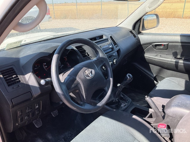 2015 Toyota Hilux 4x4 Crew Cab Pickup - Pickup: 5 kép. 2015 Toyota Hilux 4x4 Crew Cab Pickup - Pickup: 5 kép.