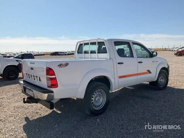 2015 Toyota Hilux 4x4 Crew Cab Pickup - Pickup: 4 kép. 2015 Toyota Hilux 4x4 Crew Cab Pickup - Pickup: 4 kép.