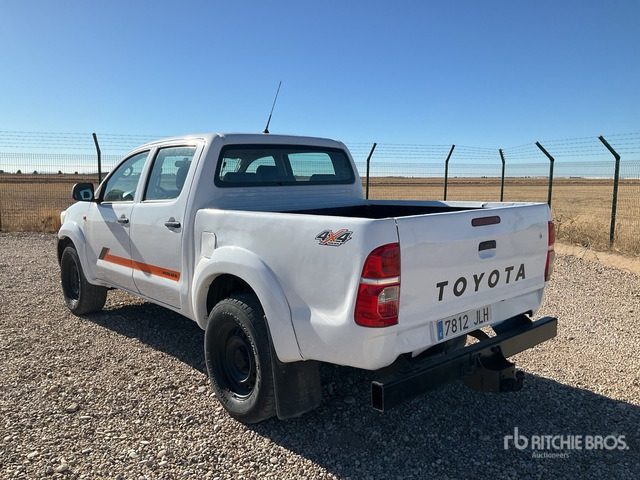 2015 Toyota Hilux 4x4 Crew Cab Pickup - Pickup: 4 kép. 2015 Toyota Hilux 4x4 Crew Cab Pickup - Pickup: 4 kép.