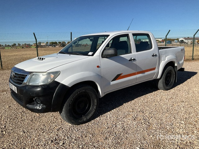 2015 Toyota Hilux 4x4 Crew Cab Pickup - Pickup: 2 kép. 2015 Toyota Hilux 4x4 Crew Cab Pickup - Pickup: 2 kép.
