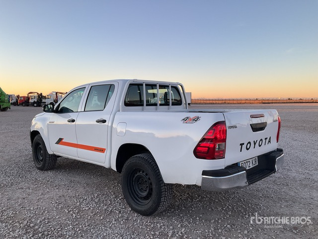 2017 Toyota Hilux 4x4 Crew Cab Pickup - Pickup: 2 kép. 2017 Toyota Hilux 4x4 Crew Cab Pickup - Pickup: 2 kép.
