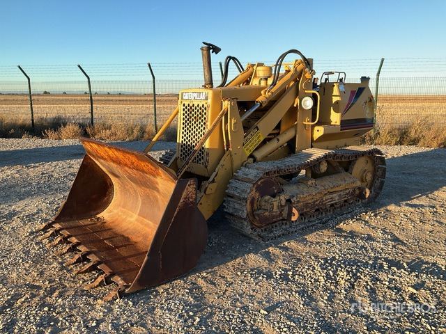 Cat D4 Crawler Dozer - Buldózer: 1 kép. Cat D4 Crawler Dozer - Buldózer: 1 kép.