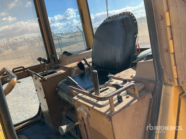 Cat D4C Z Crawler Dozer - Buldózer: 4 kép. Cat D4C Z Crawler Dozer - Buldózer: 4 kép.