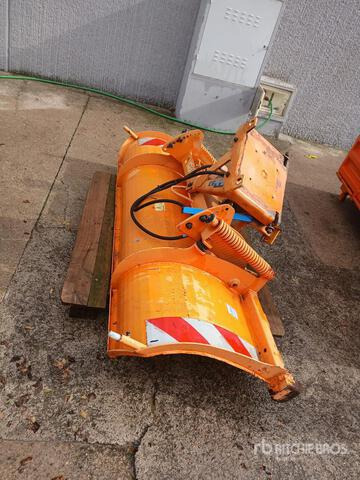 2004 Ausa M250DH X4 4x4 Snow Plow Truck - Egyéb gépek: 3 kép. 2004 Ausa M250DH X4 4x4 Snow Plow Truck - Egyéb gépek: 3 kép.