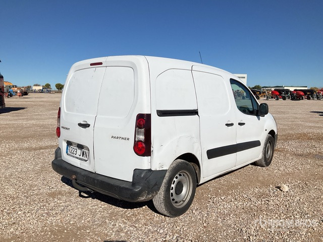 2016 Peugeot Partner Cargo Van - Kisteherautó: 3 kép. 2016 Peugeot Partner Cargo Van - Kisteherautó: 3 kép.