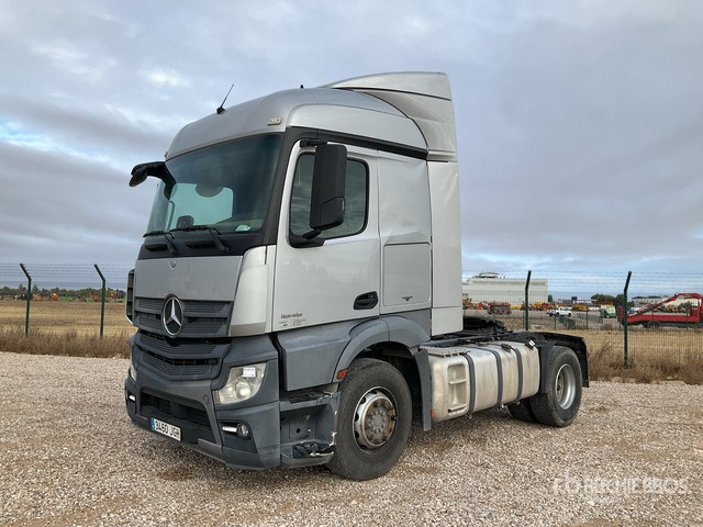 2015 Mercedes-Benz Actros 1845LS 4x2 S/A Sleeper Truck Tractor - Nyergesvontató: 2 kép. 2015 Mercedes-Benz Actros 1845LS 4x2 S/A Sleeper Truck Tractor - Nyergesvontató: 2 kép.