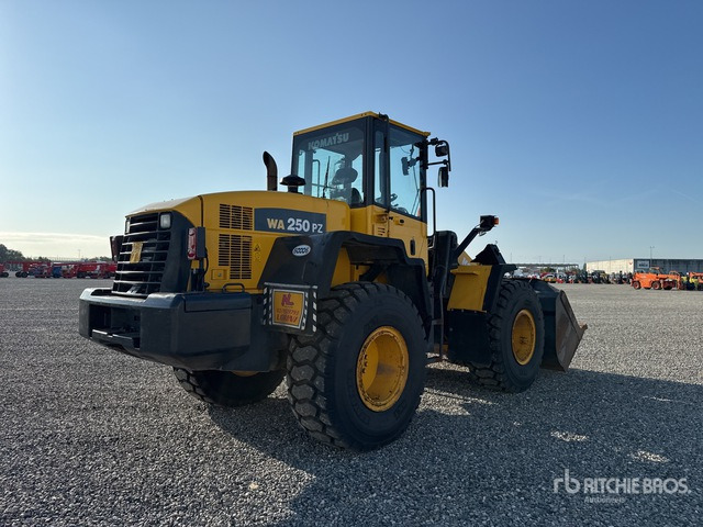 2003 Komatsu WA250-5 Pala gommata - Gumikerekes homlokrakodó: 3 kép. 2003 Komatsu WA250-5 Pala gommata - Gumikerekes homlokrakodó: 3 kép.