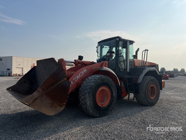 2008 Hitachi ZW220 Wheel Loader - Gumikerekes homlokrakodó: 2 kép. 2008 Hitachi ZW220 Wheel Loader - Gumikerekes homlokrakodó: 2 kép.
